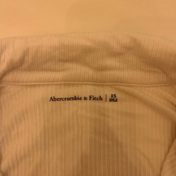 Abercrombie white ruched collared top - Picture 2 of 2